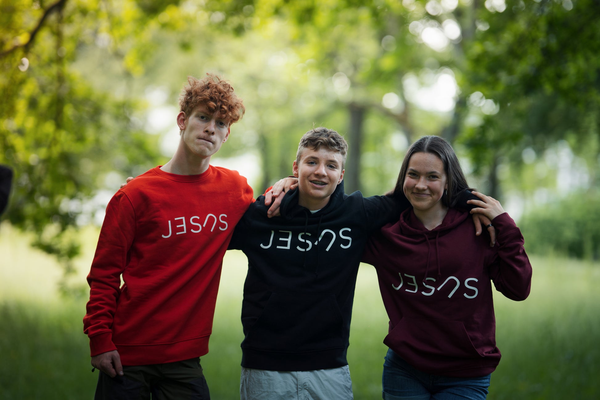 Drei Models mit verschiedenen "Jesus" Produkten.