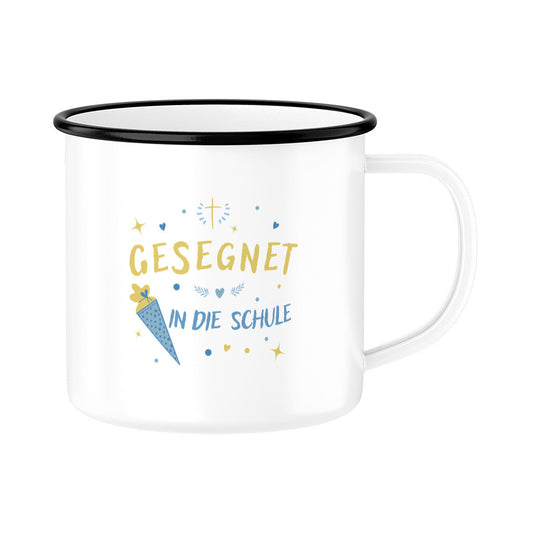 Gesegnet in die Schule:
Weiße Kindertasse zur Einschulung mit blau-gelbem Design „Gesegnet in die Schule“, Kreuz, Herzen, Sternen und Schultüte.