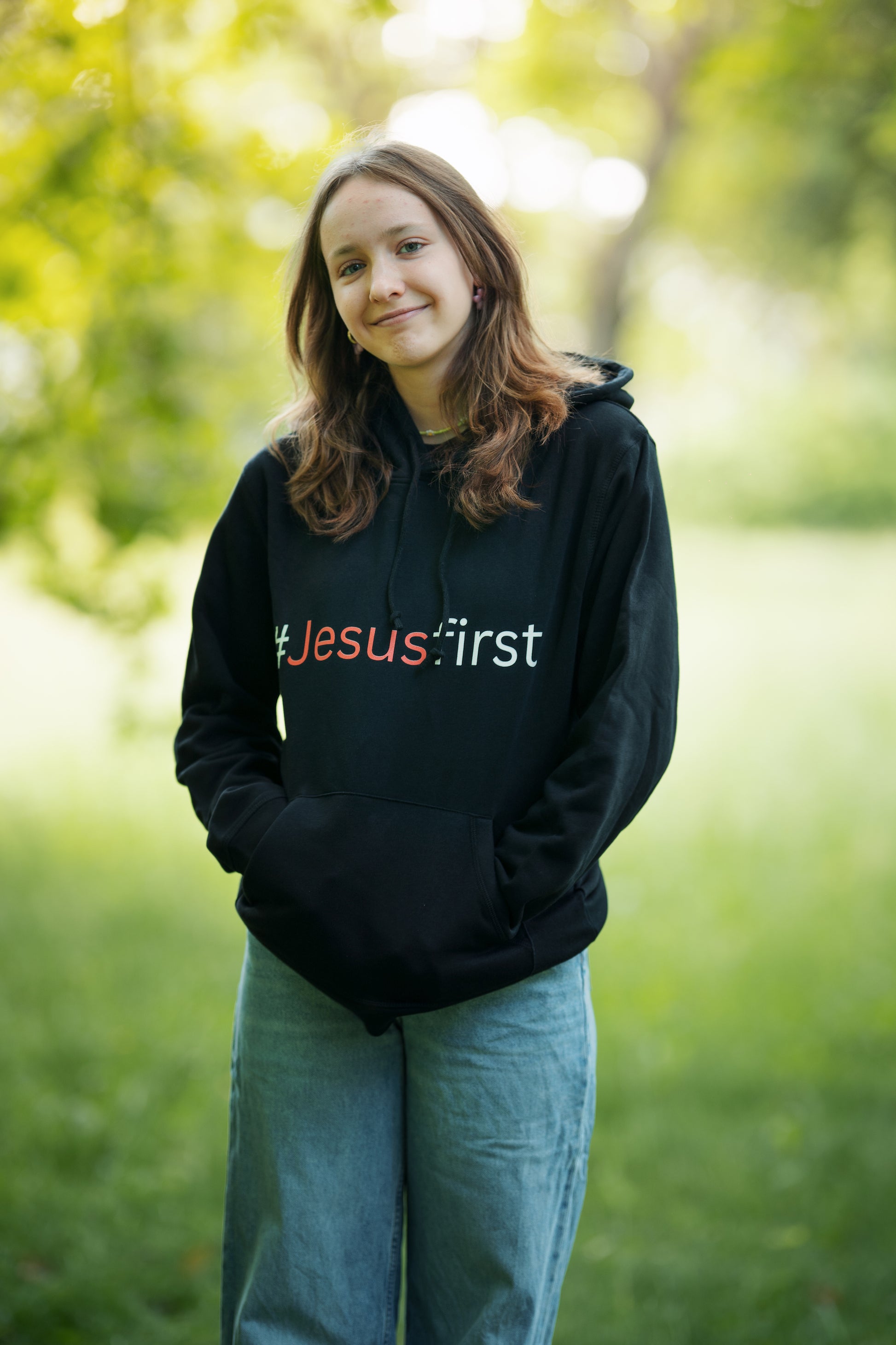 Ein Model mit einem schwarzen Hoddie # Jesus first .