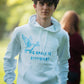 Ein Model mit einem weißen Hoodie "His grace is sufficent" .