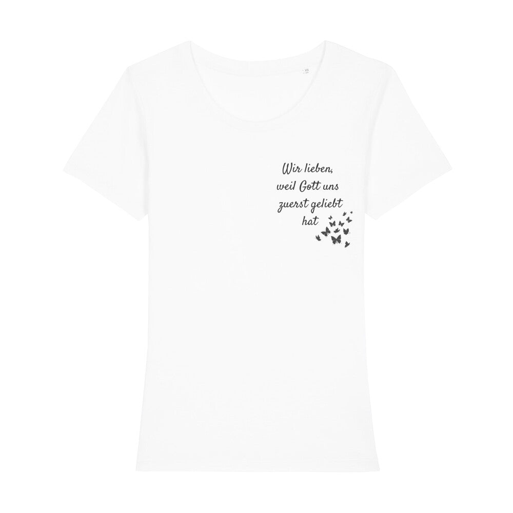 christliches T-Shirt mit einem Frauen-Schnitt in weiß aus 100 % Bio-Baumwolle "Wir lieben weil Gott uns zuerst geliebt hat" rechts auf der Brust. Erhältlich in den Größen XS bis XXL