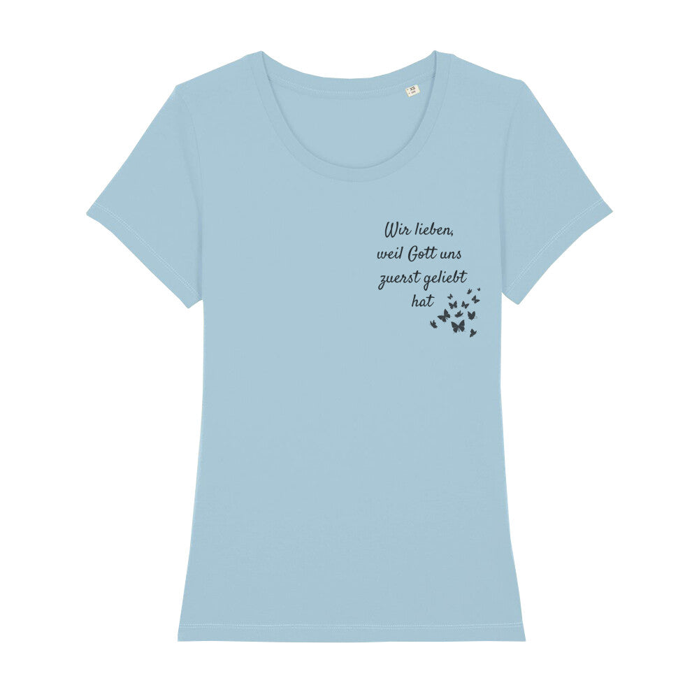 christliches T-Shirt mit einem Frauen-Schnitt in hellblau aus 100 % Bio-Baumwolle "Wir lieben weil Gott uns zuerst geliebt hat" rechts auf der Brust. Erhältlich in den Größen XS bis XXL