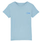 christliches T-Shirt für Kinder mit einem Unisex-Schnitt in hellblau aus 100 % Bio-Baumwolle mit einem blauen Fisch rechts auf der Brust. Erhältlich in den Größen 98/104 bis 152/164