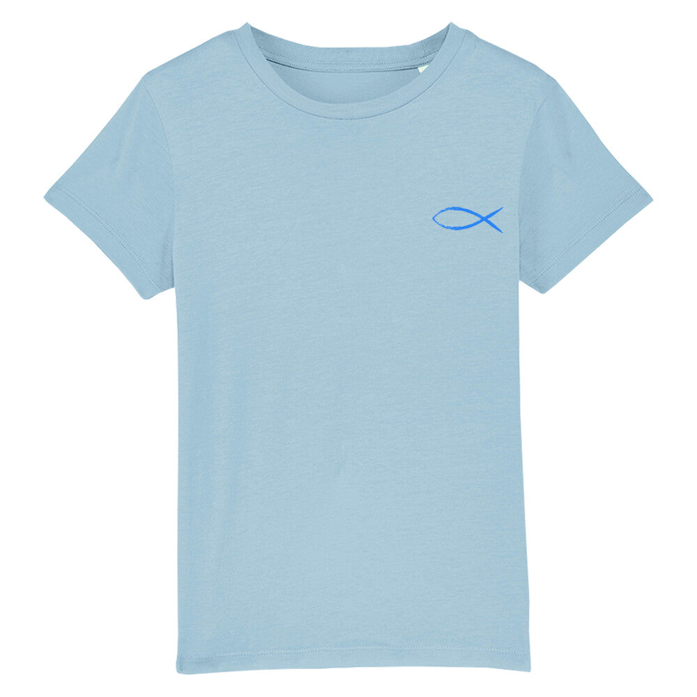 christliches T-Shirt für Kinder mit einem Unisex-Schnitt in hellblau aus 100 % Bio-Baumwolle mit einem blauen Fisch rechts auf der Brust. Erhältlich in den Größen 98/104 bis 152/164