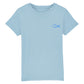 christliches T-Shirt für Kinder mit einem Unisex-Schnitt in hellblau aus 100 % Bio-Baumwolle auf der Vorderseite mit einem blauen Fisch rechts auf der Brust. Erhältlich in den Größen 98/104 bis 152/164
