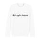 christliches Sweatshirt mit einem Unisex-Schnitt in weiß aus Bio-Baumwolle mitten auf der Brust "# stay in Jesus". Erhältlich in den Größen XS bis XXL