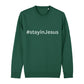 christliches Sweatshirt mit einem Unisex-Schnitt in dunkelgrün aus Bio-Baumwolle mitten auf der Brust "# stay in Jesus". Erhältlich in den Größen XS bis XXL