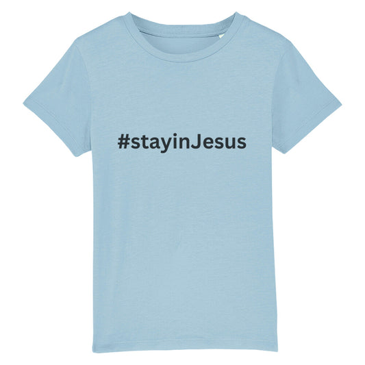 christliches T-Shirt für Kinder mit einem Unisex-Schnitt in hellblau aus 100 % Bio-Baumwolle mittig auf der Brust "#stay in Jesus". Erhältlich in den Größen 98/104 bis 152/164