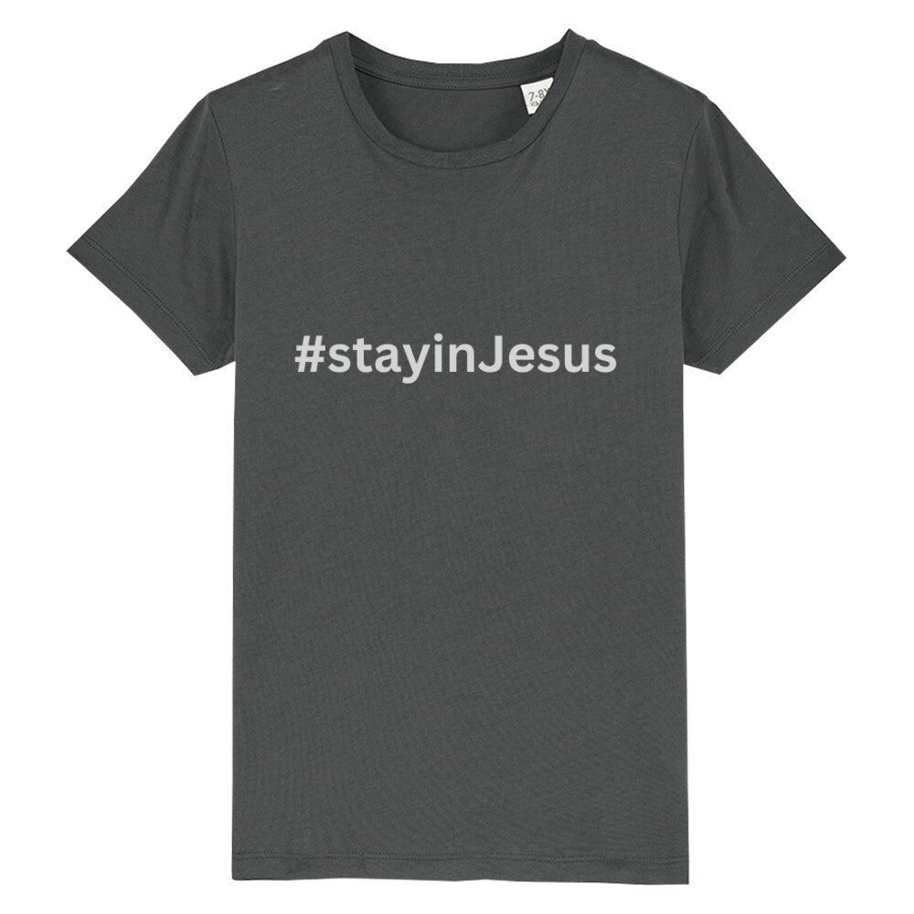 christliches T-Shirt für Kinder mit einem Unisex-Schnitt in anthrazit aus 100 % Bio-Baumwolle mittig auf der Brust "#stay in Jesus". Erhältlich in den Größen 98/104 bis 152/164