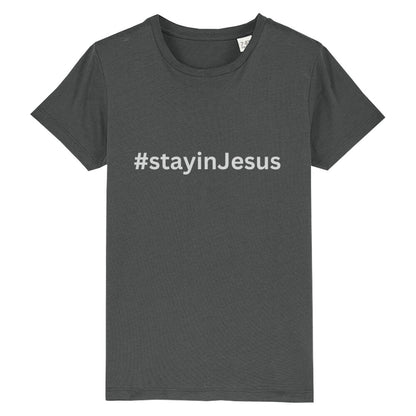 christliches T-Shirt für Kinder mit einem Unisex-Schnitt in anthrazit aus 100 % Bio-Baumwolle mittig auf der Brust "#stay in Jesus". Erhältlich in den Größen 98/104 bis 152/164