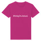 christliches T-Shirt für Kinder mit einem Unisex-Schnitt in lila aus 100 % Bio-Baumwolle mittig auf der Brust "#stay in Jesus". Erhältlich in den Größen 98/104 bis 152/164