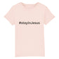 christliches T-Shirt für Kinder mit einem Unisex-Schnitt in pink aus 100 % Bio-Baumwolle mittig auf der Brust "#stay in Jesus". Erhältlich in den Größen 98/104 bis 152/164