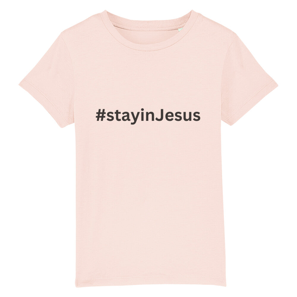 christliches T-Shirt für Kinder mit einem Unisex-Schnitt in pink aus 100 % Bio-Baumwolle mittig auf der Brust "#stay in Jesus". Erhältlich in den Größen 98/104 bis 152/164