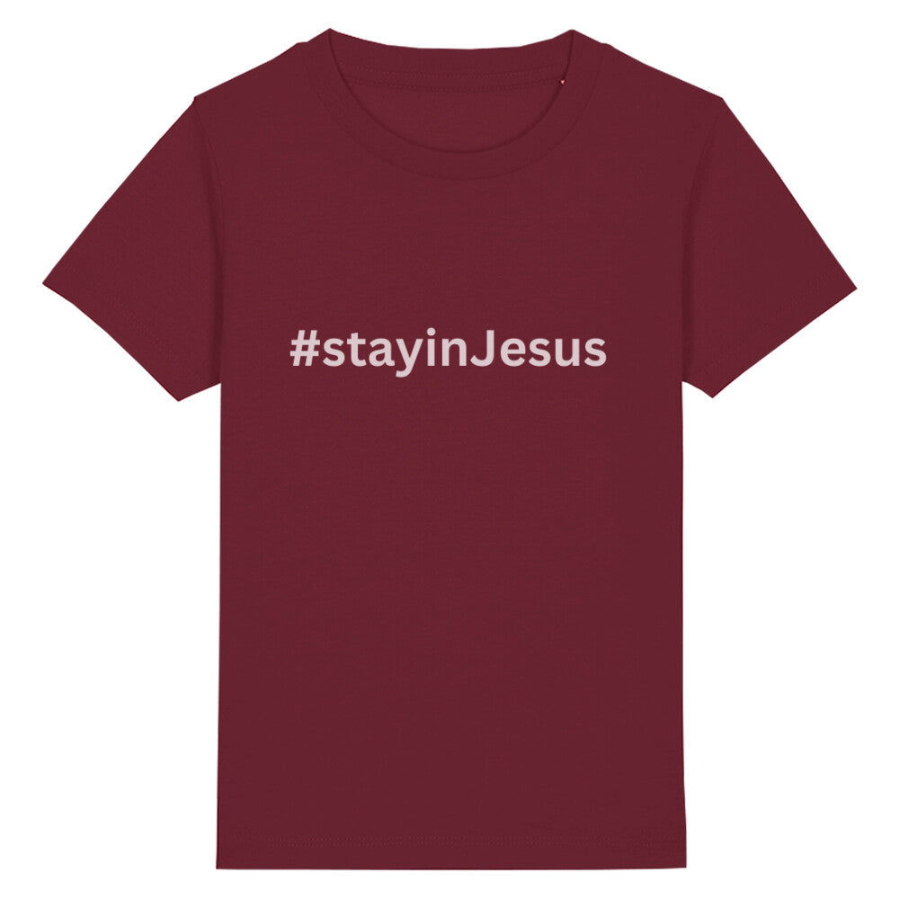 christliches T-Shirt für Kinder mit einem Unisex-Schnitt in dunkelrot aus 100 % Bio-Baumwolle mittig auf der Brust "#stay in Jesus". Erhältlich in den Größen 98/104 bis 152/164