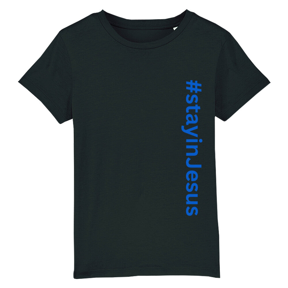 christliches T-Shirt für Kinder mit einem Unisex-Schnitt in schwarz aus 100 % Bio-Baumwolle senkrecht auf der rechten Seite steht "#stay in Jesus". Erhältlich in den Größen 98/104 bis 152/164