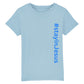 christliches T-Shirt für Kinder mit einem Unisex-Schnitt in hellblau aus 100 % Bio-Baumwolle senkrecht auf der rechten Seite steht "#stay in Jesus". Erhältlich in den Größen 98/104 bis 152/164