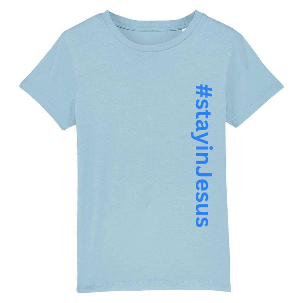 christliches T-Shirt für Kinder mit einem Unisex-Schnitt in hellblau aus 100 % Bio-Baumwolle senkrecht auf der rechten Seite steht "#stay in Jesus". Erhältlich in den Größen 98/104 bis 152/164