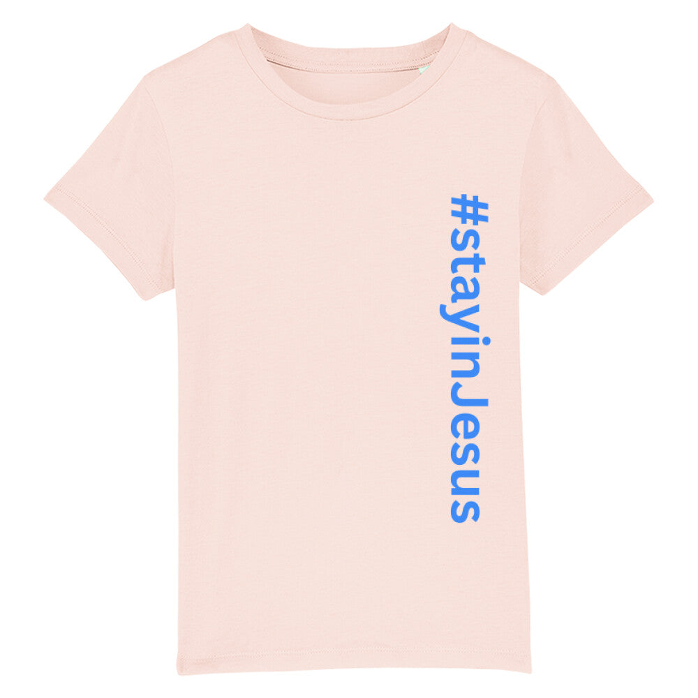 christliches T-Shirt für Kinder mit einem Unisex-Schnitt in pink aus 100 % Bio-Baumwolle senkrecht auf der rechten Seite steht "#stay in Jesus". Erhältlich in den Größen 98/104 bis 152/164