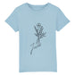 christliches T-Shirt für Kinder mit einem Frauen-Schnitt in hellblau aus 100 % Bio-Baumwolle mittig auf der Brust ein Blumenstrauß mit dem Namen Jesus. Erhältlich in den Größen 98/104 bis 152/164