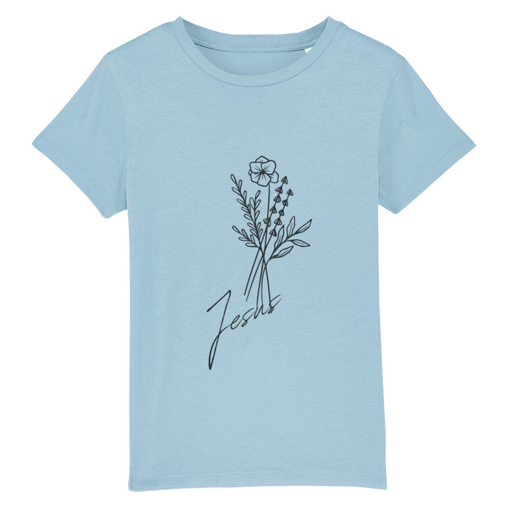 christliches T-Shirt für Kinder mit einem Frauen-Schnitt in hellblau aus 100 % Bio-Baumwolle mittig auf der Brust ein Blumenstrauß mit dem Namen Jesus. Erhältlich in den Größen 98/104 bis 152/164