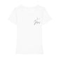 christliches T-Shirt mit einem Frauen-Schnitt in weiß aus 100 % Bio-Baumwolle minimalistisch rechts auf der Brust ein Kreuz mit dem Namen Jesus. Erhältlich in den Größen XS bis XXL