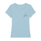 christliches T-Shirt mit einem Frauen-Schnitt in hellblau aus 100 % Bio-Baumwolle minimalistisch rechts auf der Brust ein Kreuz mit dem Namen Jesus. Erhältlich in den Größen XS bis XXL