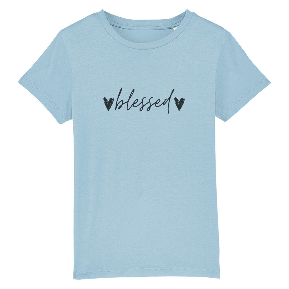 christliches T-Shirt für Kinder mit einem Unisex-Schnitt in hellblau aus 100 % Bio-Baumwolle mittig auf der Brust "blessed". Erhältlich in den Größen 98/104 bis 152/164