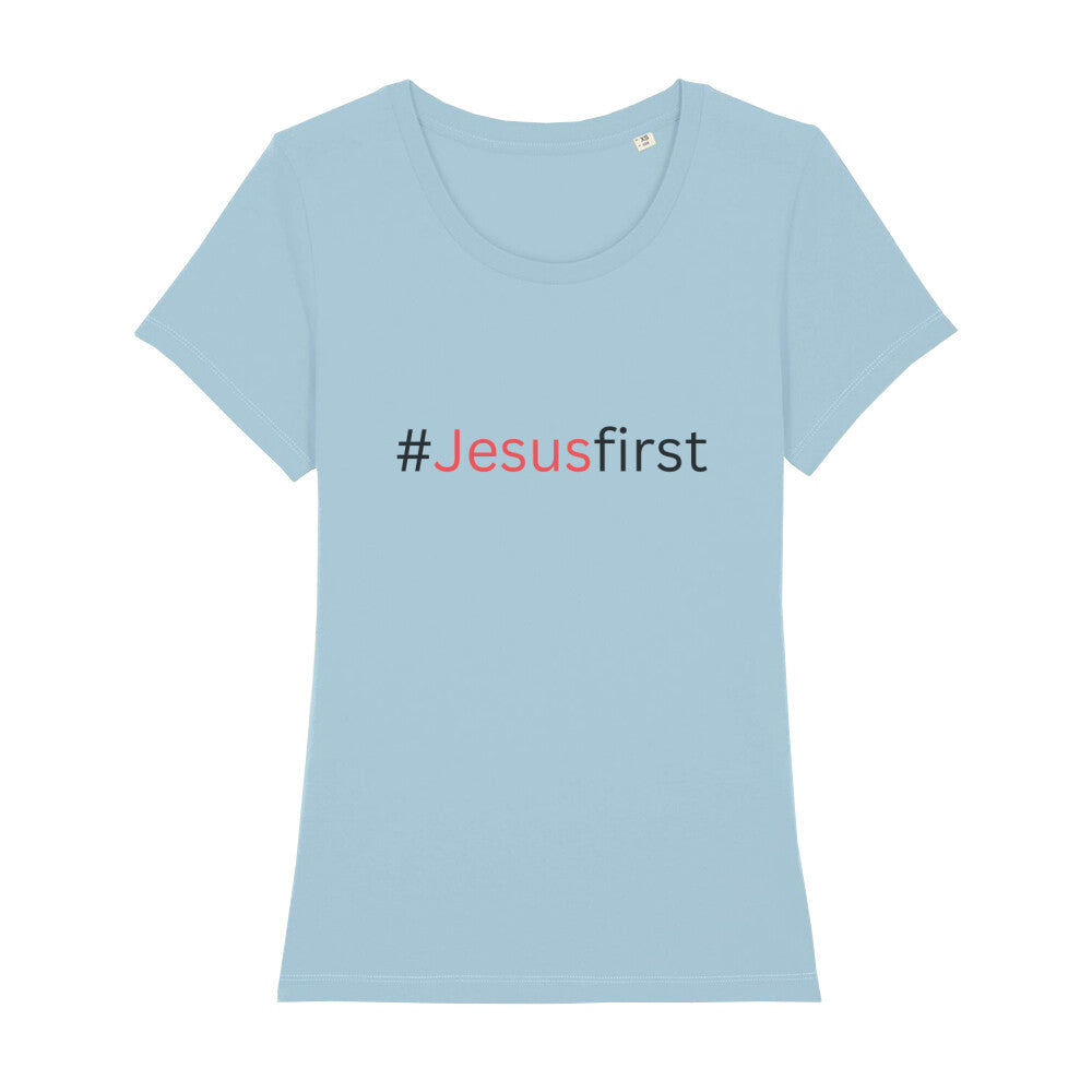 christliches T-Shirt mit einem Frauen-Schnitt in hellblau aus 100 % Bio-Baumwolle mittig auf der Brust "# Jesus first". Erhältlich in den Größen XS bis XXL