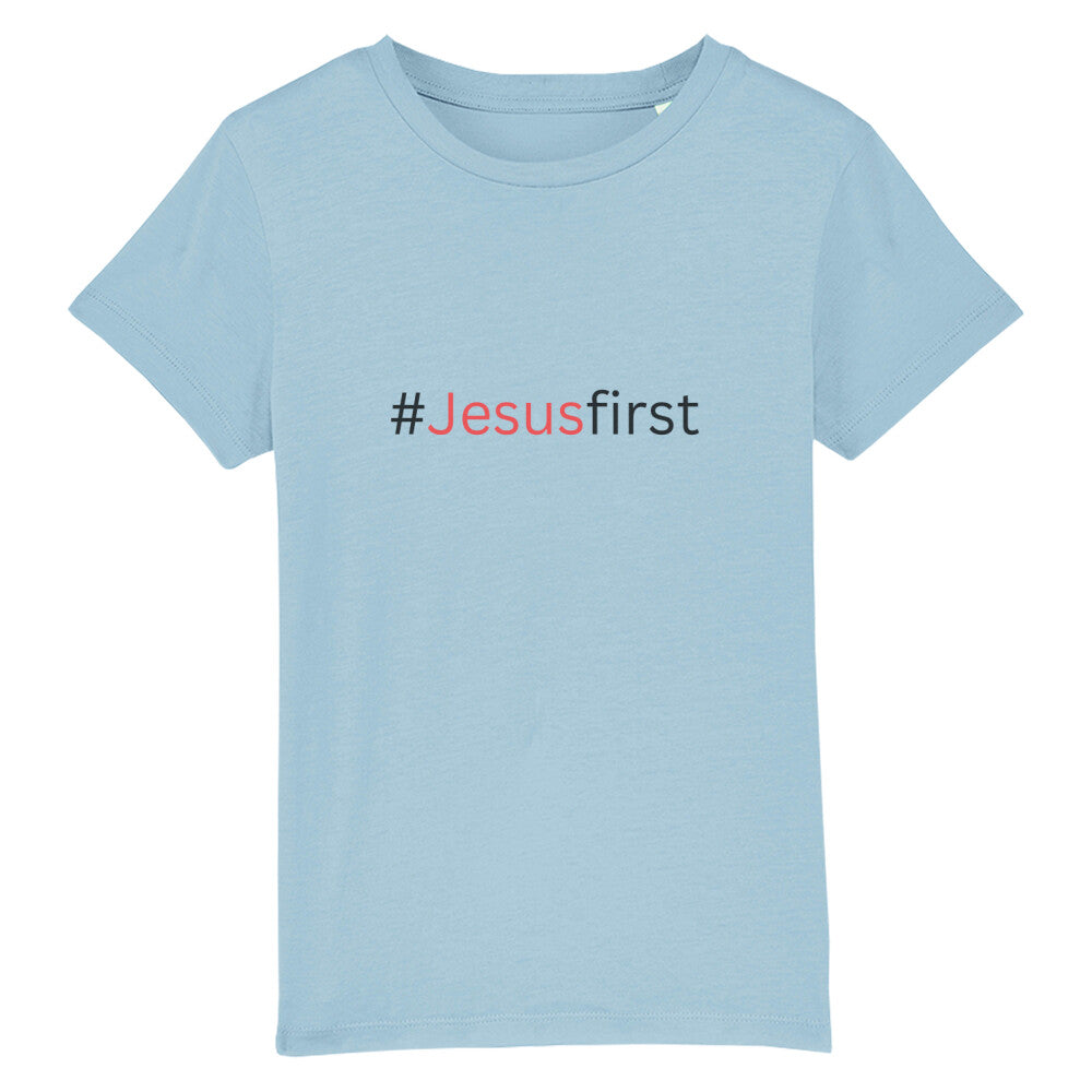 christliches T-Shirt für Kinder mit einem Unisex-Schnitt in hellblau aus 100 % Bio-Baumwolle mittig auf der Brust "#Jesus first". Erhältlich in den Größen 98/104 bis 152/164