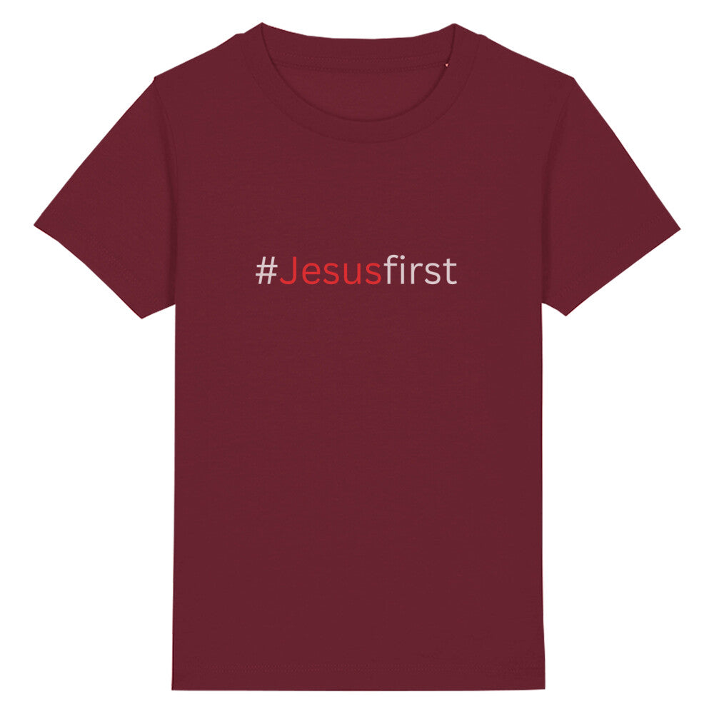 christliches T-Shirt für Kinder mit einem Unisex-Schnitt in dunkelrot aus 100 % Bio-Baumwolle mittig auf der Brust "#Jesus first". Erhältlich in den Größen 98/104 bis 152/164