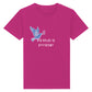christliches T-Shirt für Kinder mit einem Unisex-Schnitt in lila aus 100 % Bio-Baumwolle "His grace is " mit dem Schriftzug " His grace is sufficient " und einer Taube mittig auf der Brust. Erhältlich in den Größen 98/104 bis 152/164