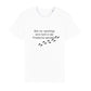 christliches T-Shirt mit einem Unisex-Schnitt in weiß aus 100 % Bio-Baumwolle auf der Vorderseite sind Fußspuren und der Text "Wer mit nachfolgt, wird nicht in der Finsternis wandeln..."  Erhältlich in den Größen S bis XXL