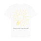 christliches T-Shirt mit einem Unisex-Schnitt in weiß aus 100 % Bio-Baumwolle auf der Rückseite ist eine gelbe leuchtende Glühlampe und der Text " ...sondern er wird das Licht des Lebens haben."  Erhältlich in den Größen S bis XXL