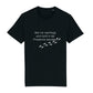 christliches T-Shirt mit einem Unisex-Schnitt in schwarz aus 100 % Bio-Baumwolle auf der Vorderseite sind Fußspuren und der Text "Wer mit nachfolgt, wird nicht in der Finsternis wandeln..."  Erhältlich in den Größen S bis XXL