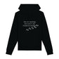 christlicher Hoodie mit einem Unisex-Schnitt in schwarz aus Bio-Baumwolle auf der Vorderseite sind Fußspuren und der Text "Wer mit nachfolgt, wird nicht in der Finsternis wandeln..." . Erhältlich in den Größen XS bis XXL
