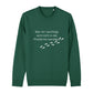 christliches Sweatshirt mit einem Unisex-Schnitt in dunkelgrün aus Bio-Baumwolle auf der Vorderseite sind Fußspuren und der Text "Wer mit nachfolgt, wird nicht in der Finsternis wandeln..." . Erhältlich in den Größen XS bis XXL