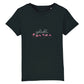 christliches T-Shirt für Kinder mit einem Unisex-Schnitt in schwarz aus 100 % Bio-Baumwolle mittig auf der Brust "geliebt" und darunter Blümchen. Erhältlich in den Größen 98/104 bis 152/164