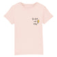 christliches T-Shirt für Kinder mit einem Unisex-Schnitt in pink aus 100 % Bio-Baumwolle rechts auf der Brust "Sei stark und mutig" mit einem Blitz. Erhältlich in den Größen 98/104 bis 152/164