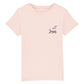 christliches T-Shirt für Kinder mit einem Unisex-Schnitt in pink aus 100 % Bio-Baumwolle rechts auf der Brust "Jesus" mit zwei Fischchen. Erhältlich in den Größen 98/104 bis 152/164