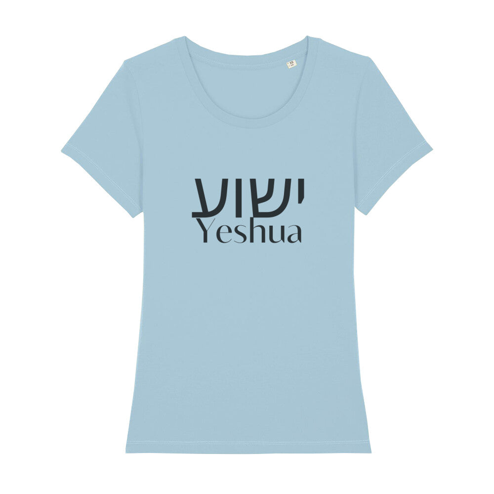 christliches T-Shirt mit einem Frauen-Schnitt in hellblau aus 100 % Bio-Baumwolle mittig auf der Brust "Yeshua" und darüber Yeshua in hebräisch. Erhältlich in den Größen XS bis XXL