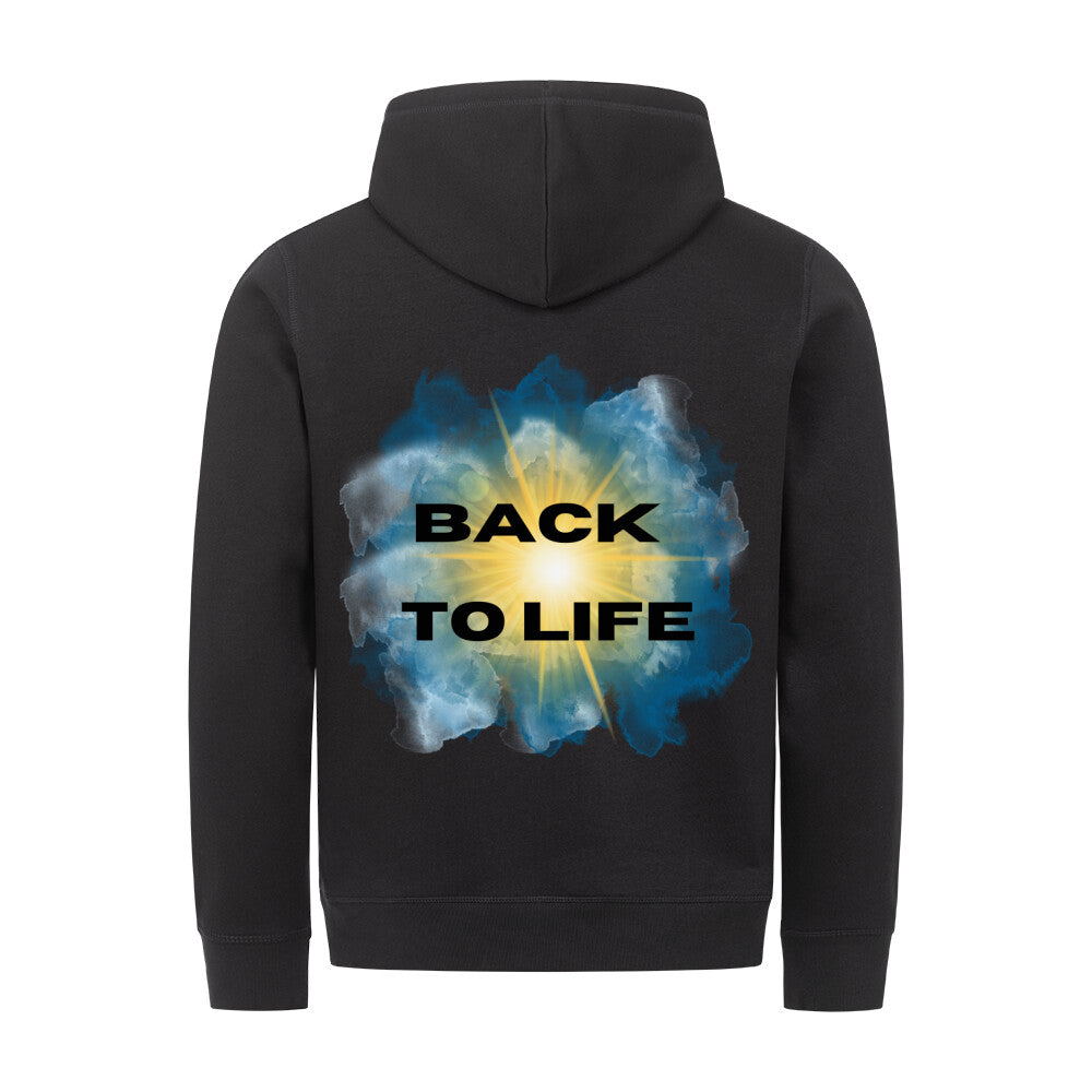 christlicher Hoodie mit einem Unisex-Schnitt in schwarz aus Bio-Baumwolle auf dem Rücken mit einem Durchbruch und der Sonne und im Vordergrund der Schriftzug "Back to life" aus unserer Streetwear Kollektion. Erhältlich in den Größen XS bis XXL